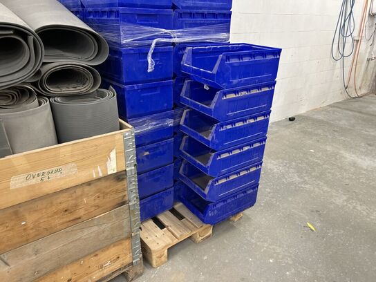 Palle med måtter samt plastikkasser