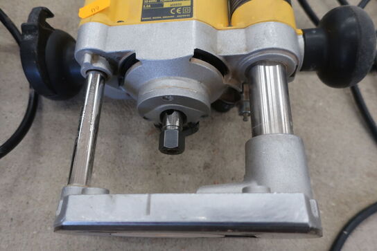 Overfræser DEWALT DW621