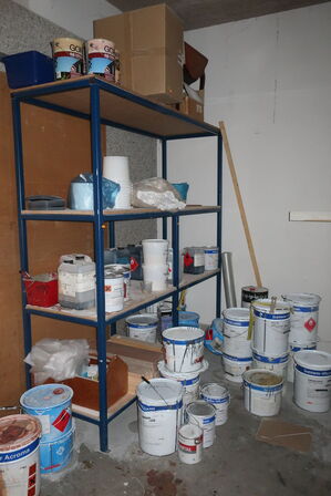 Lagerreoler samt div. Dunke med maling, kemikalier m.m. SHERWIN-WILLIAMS