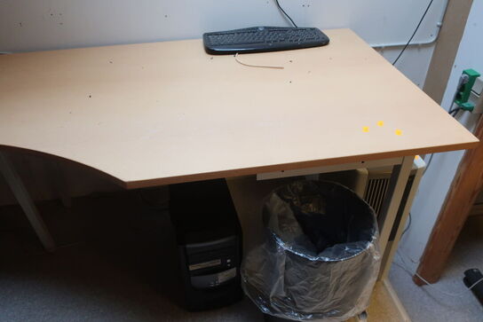 Kontorstol, arbejdsbord, computerskærm, printer HP m.m.