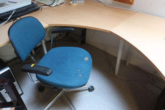 Kontorstol, arbejdsbord, computerskærm, printer HP m.m.
