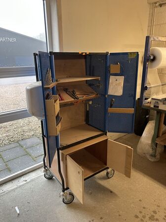 Værktøjsskab med div. Værktøj