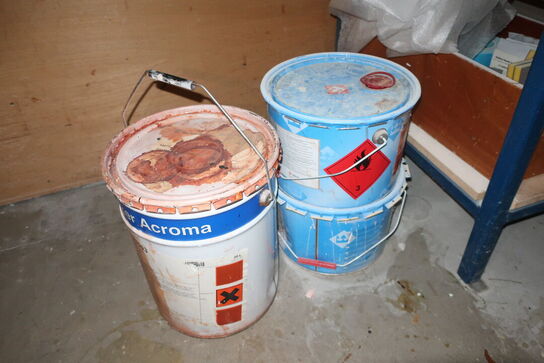 Lagerreoler samt div. Dunke med maling, kemikalier m.m. SHERWIN-WILLIAMS