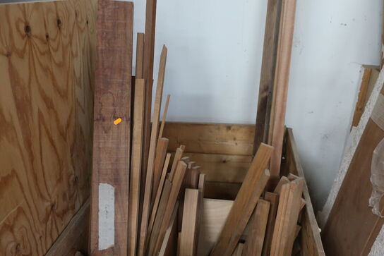 Palle med pallerammer samt div. teak træ