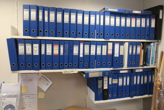 Kontorstol, arbejdsbord samt 3 stk. hylder uden indhold