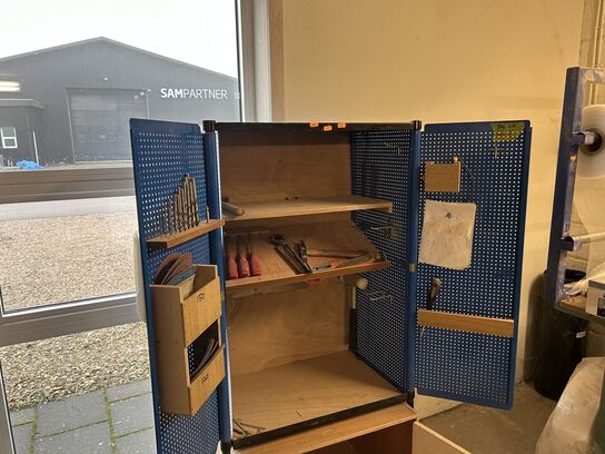 Værktøjsskab med div. Værktøj