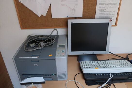 Kontorstol, arbejdsbord, computerskærm, printer HP m.m.