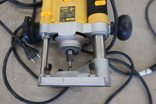 Overfræser DEWALT DW621-qs