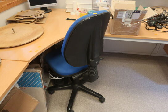 Kontorstol, arbejdsbord samt 3 stk. hylder uden indhold