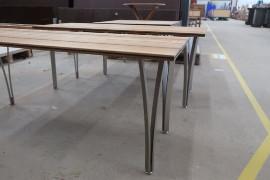 Bænk i teak med metalben