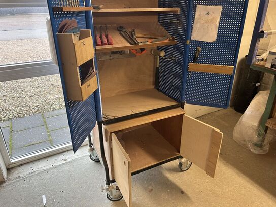 Værktøjsskab med div. Værktøj