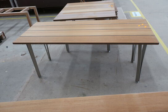 Bænk i teak med metalben