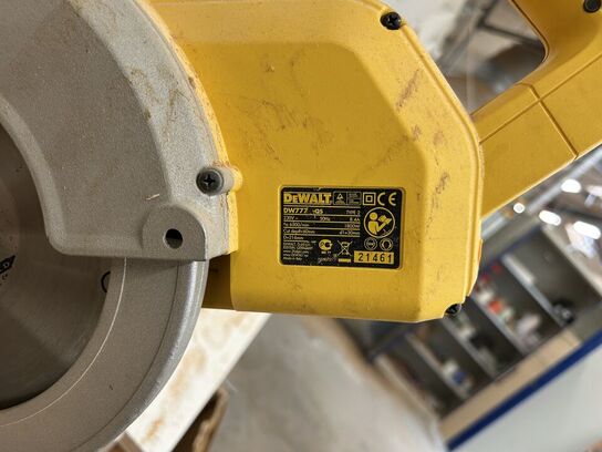 Kap-/geringssav DEWALT DW777-QS med arbejdsbord