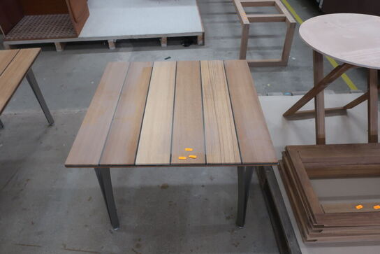 Bord i teak med metalben