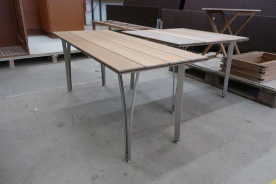 Bænk i teak med metalben