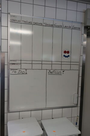 2 stk. skraldestativer samt whiteboard