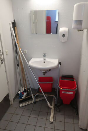 Gulvspande, svaber samt koste