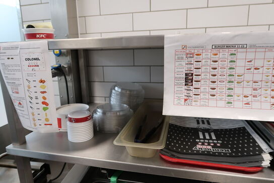 Rustfri stålbord med køleenhed samt indhold