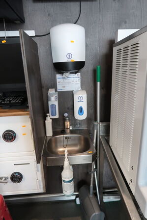 Vaskestation, papirdispenser, sæbedispenser m.m.