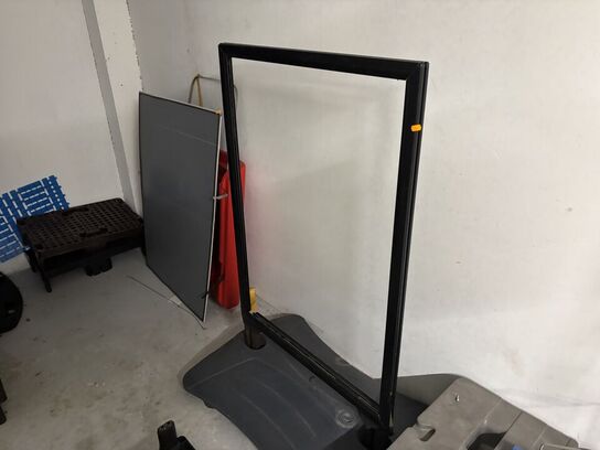 2 stk. plastikpaller, a-skilt, skraldespand m.m.