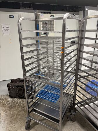 Stikvogn med indhold