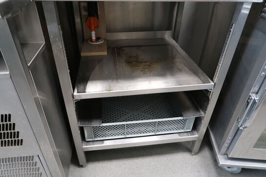 Rustfri stålbord med indhold