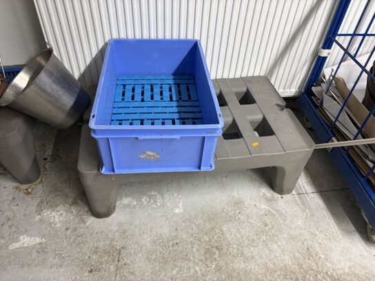 2 stk. plastikpaller, a-skilt, skraldespand m.m.