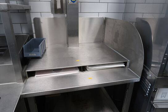 Rustfri stålbord med indhold