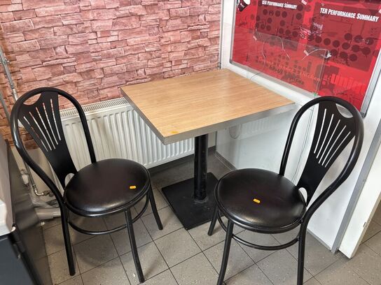 Bord med 2 stk. stole