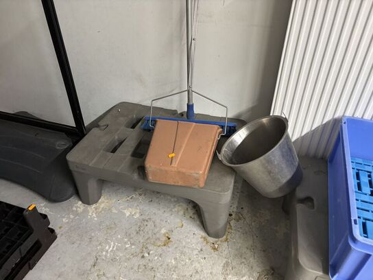 2 stk. plastikpaller, a-skilt, skraldespand m.m.