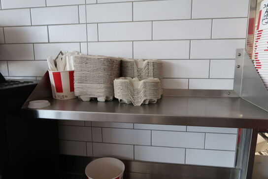 Rustfri stålbord med indhold