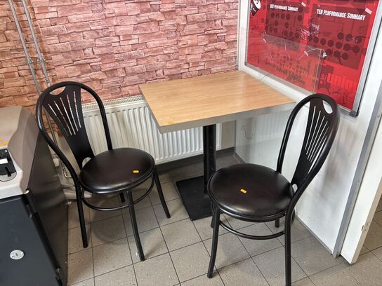 Bord med 2 stk. stole