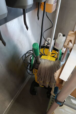 Fødevarereol METRO MAX med indhold