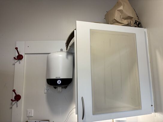 Omklædningsskab m.m.