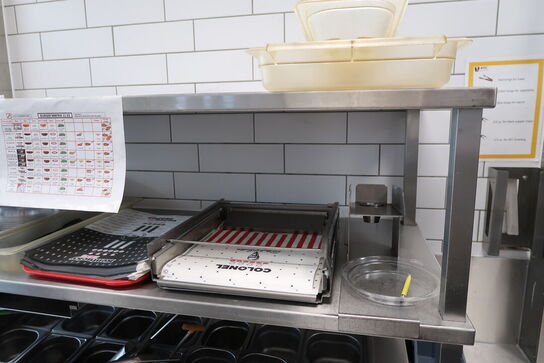 Rustfri stålbord med køleenhed samt indhold