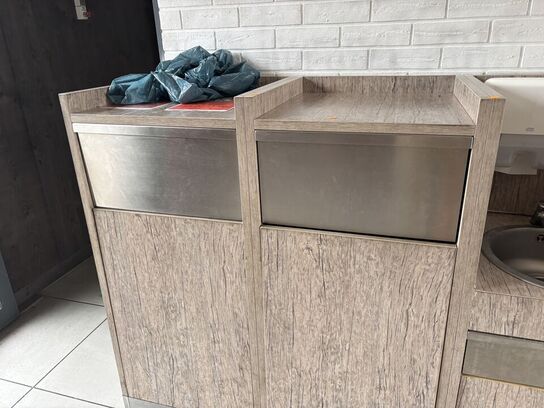 2 stk. skraldespande samt vaskestation