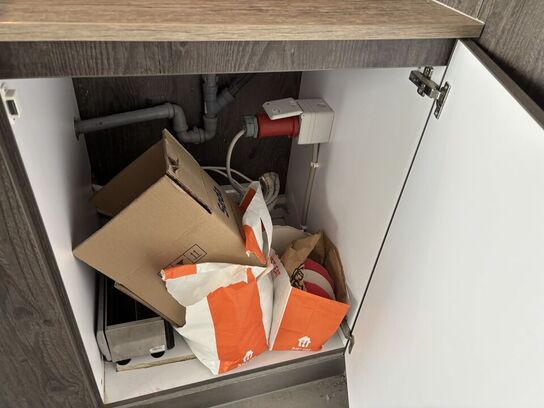 Disk med indhold (sodavandsdispenser medfølger ikke)