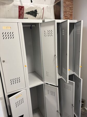 Omklædningsskab m.m.