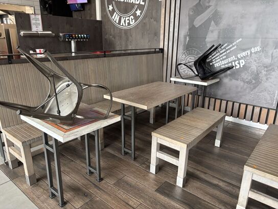 2 stk. bænke, 6 stk. borde samt 4 stk. stole