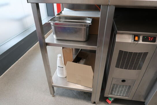 Rustfri stålbord med indhold (paninigrill medfølger ikke)