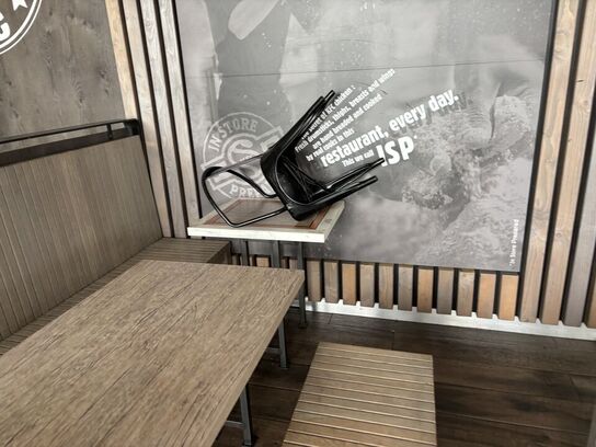 2 stk. bænke, 6 stk. borde samt 4 stk. stole