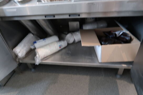 Rustfri stålbord med indhold