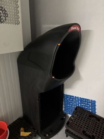 2 stk. plastikpaller, a-skilt, skraldespand m.m.