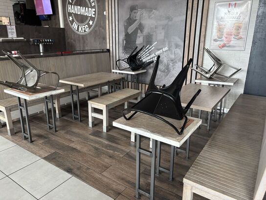 2 stk. bænke, 6 stk. borde samt 4 stk. stole