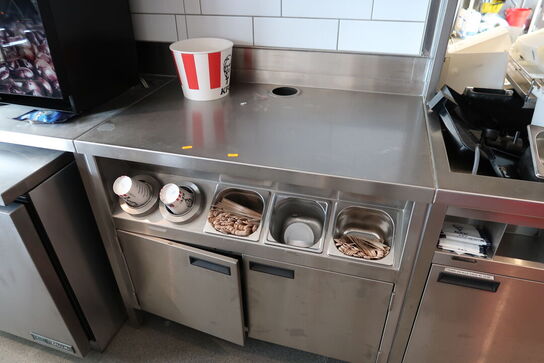 Rustfri stålbord med indhold