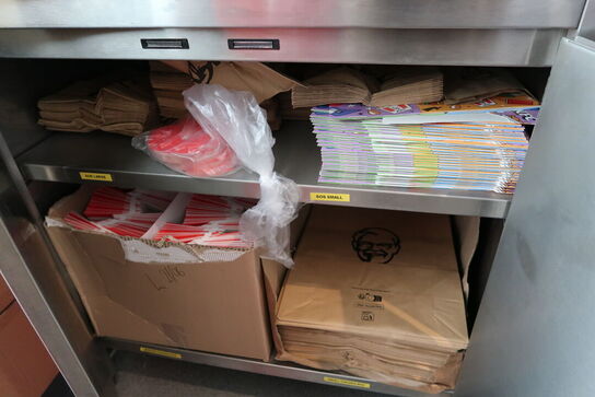 Rustfri stålbord med indhold