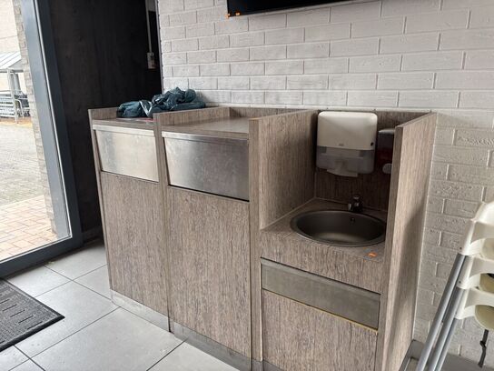 2 stk. skraldespande samt vaskestation