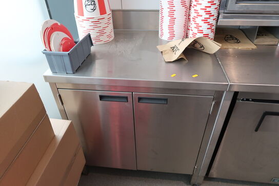 Rustfri stålbord med indhold