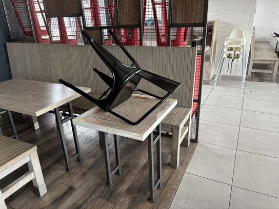 2 stk. bænke, 6 stk. borde samt 4 stk. stole