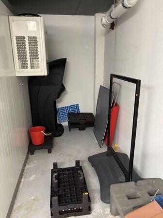 2 stk. plastikpaller, a-skilt, skraldespand m.m.